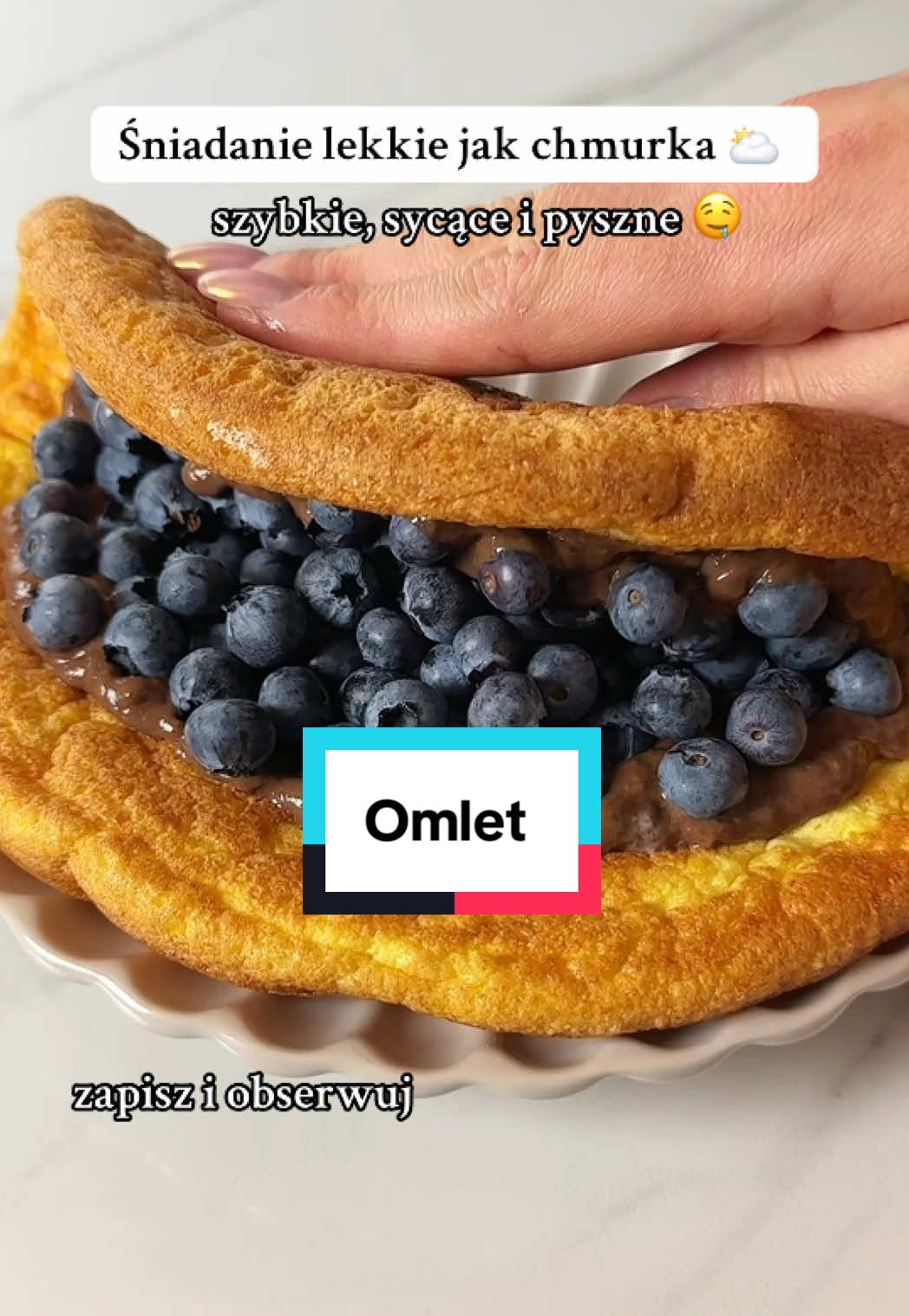🌥️Śniadanie lekkie jak chmurka!  ❤️ Zapisz i obserwuj po więcej!  Całość ma: 529 kcal / B:29g / T:23g / W:48g Błonnik: 4g Magnez: 34 mg Składniki: 3 jajka 25g mąki orkiszowej typ 450 50g jogurtu naturalnego 3 ml oliwy z oliwek 100g borówek 20g erytrolu Krem czekoladowy: 4g kakao w proszku 50g banan 15g jogurt naturalny Przygotowanie: 1. Białka ubij na puszystą pianę. Dodaj żółta, mąkę, jogurt i słodzik. Całość delikatnie wymieszaj. 2. Na patelni rozgrzej odrobinę oliwy i wylej masę. Piecz omlet na niskiej mocy palnika pod przykryciem przez kilka minut. Gdy się zetnie przewróć na drugą stronę. 3. Przygotuj krem czekoladowy: rozgnieć banana widelcem, dodaj kakao i jogurt. Całość wymieszaj i wyłóż na omleta. 4. Na wierzch dodaj owoce. #omlet #omletproteinowy #dietetyczka 
