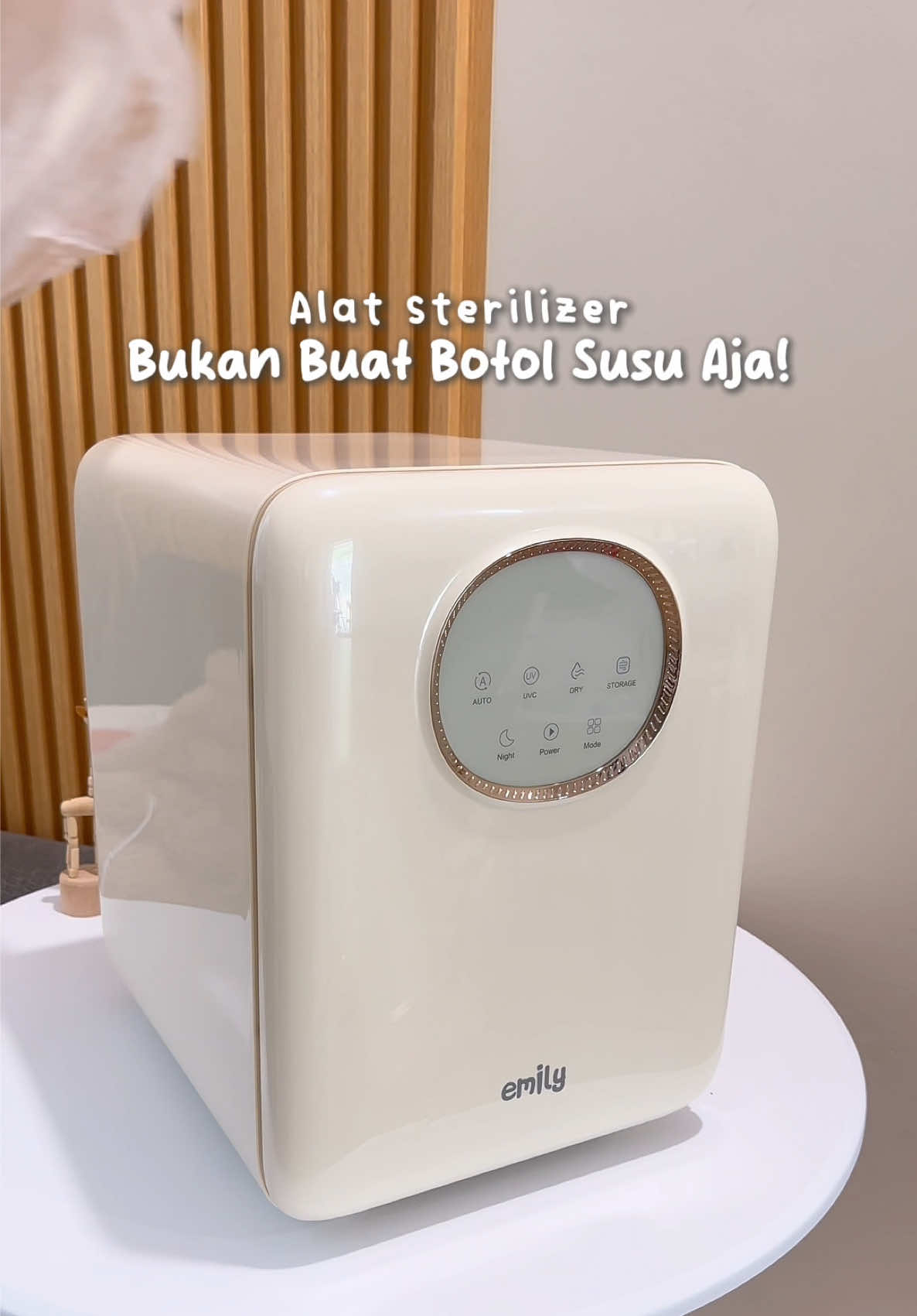 Perlengkapan bayi cuma dipake sebentar? Gak termasuk yg satu ini yaa, alat sterilizer bisa dipakai sampai anak besar karena gak cuma untuk bayi aja tapi sangat bermanfaat untuk sekeluarga✨ Perlengkapan bayi sering dibutuhkan mendadak. UV sterilizer & dryer 20L @Emily and Bear Indonesia ini punya fungsi storage sampai 72 jam jadi bantu bgt buat pake botol susu atau perlengkapan bayi lainnya kapanpun dibutuhkan👌🏻 Samaan yuk! #sterilizer #dryer #perlengkapanbayi #perlengkapanbayibarulahir #perlengkapannewborn #peralatanbayi #breastfeeding #perlengkapanmenyusui #perlengkapanmelahirkan #baby #newborn #busui #fyp 