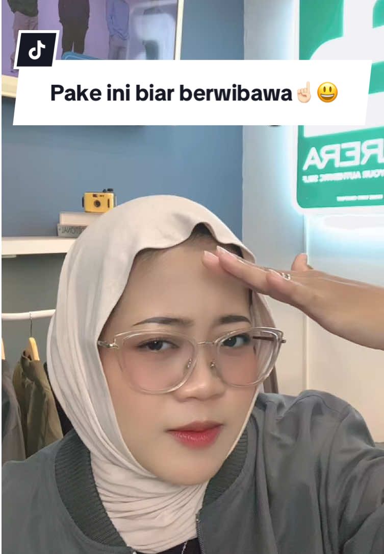 Nih udah berwibawa belum?😃☝🏻 Kalo salfok sama koleksi kita bisa join live yaa‼️🤩 #hoodie #crewneck #jacket #outfitcewek #outfitcowok 