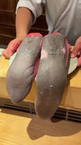 希少な極上黒生タン！職人さんが丁寧に捌くタンは肉質も味も最高で盛り付けも豪快！ （店名） ・大皿焼肉 老中 （営業時間） ・17:00〜23:00 （定休日） ・不定休 #名古屋グルメ #japanesefood #tiktokfood 