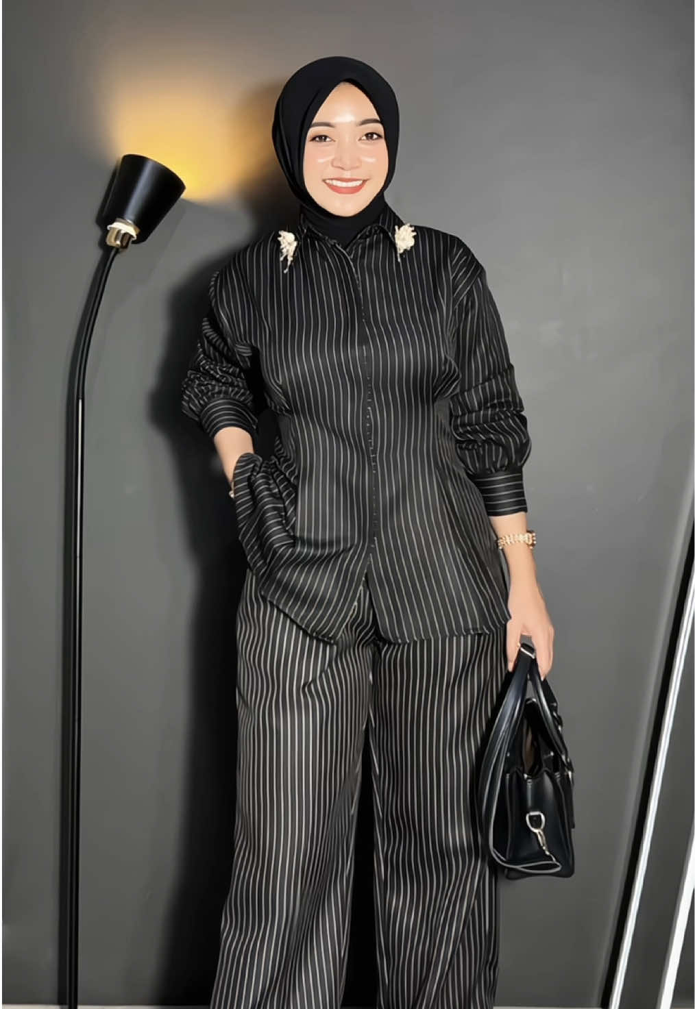 suka bgt sama outfit nya🥹🫶🏻 #kemejastripe #atasanwanita #OOTD #pantstripe #loosepantsstripe #celanastripe 