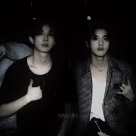 POV [1] : Jake, Heeseung, Y/N, dan Berlin adalah empat mahasiswa biasa yang bertemu dalam satu organisasi kampus. Berlin dan Y/N sudah berteman lebih dulu sejak semester pertama, dua gadis yang saling menjaga di tengah dunia baru yang riuh dan membingungkan. Ketika Jake dan Heeseung bergabung di divisi yang sama, pertemuan itulah yang menjadi awal dari lingkaran kecil mereka. Mereka cepat akrab, seperti potongan puzzle yang entah bagaimana saling melengkapi. Nongkrong sepulang rapat, saling menertawakan dosen, atau duduk diam di taman kampus membicarakan hidup yang belum mereka mengerti. Y/N merasa aman di tengah mereka. Tapi lebih dari itu, ada rasa hangat yang berbeda tiap kali ia menatap Jake. Dari hari pertama, Y/N sudah jatuh hati. Pada senyum nakalnya, pada candaan sok akrabnya, pada tatap mata yang terasa terlalu dalam untuk orang yang baru dikenalnya. Tapi semakin ia mendekat, ia sadar... Jake menatap ke arah lain, ke arah Berlin. Y/N menyimpan rasanya rapat-rapat. Ia terlalu takut menghancurkan lingkaran kecil yang membuatnya bahagia. Jadi ia diam. Ia tersenyum saat Jake dan Berlin mulai sering berdua. Ia ikut tertawa saat mereka saling goda, walau hatinya remuk perlahan. Yang selalu ada di sisinya saat itu bukan Jake, tapi Heeseung. Dingin, pendiam, dan nyaris tak pernah banyak bicara, tapi kehadirannya menenangkan. Heeseung selalu tahu kapan Y/N sedang butuh teman bicara, kapan ia harus diam, dan kapan ia harus menggenggam tangan Y/N tanpa suara. Suatu sore, Y/N duduk menunggu di bawah pohon tempat mereka biasa nongkrong. Jake berjanji akan datang, katanya ingin bicara. Tapi hingga langit berubah warna, ia tak datang. Heeseung yang menemukannya lebih dulu. 