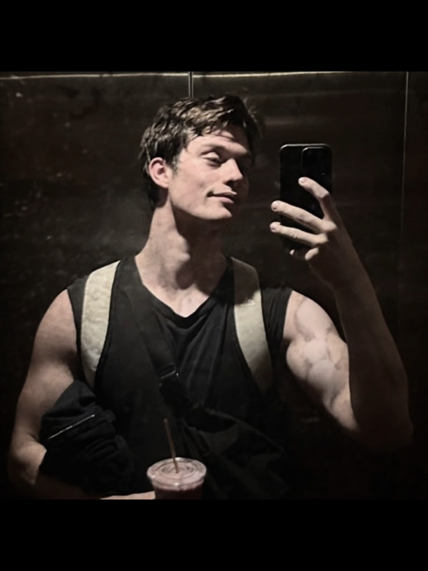 karizma mi?hayvan gibi😍😍 #keşfetedüş #kesfetbeniöneçıkart #nicholasgalitzine #fypage #kesfetteyiz #kesfett #keşfet 