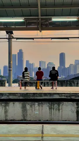 Seperti biasa video sederhana nya boleh di ambil buat merintis content, nostalgia, story dll. Ga usah izin pasti di izinin, ga folow juga gpp kok.  #view #foryou #mediaWB #fyp #jakarta #stasiunmanggarai #citylight 