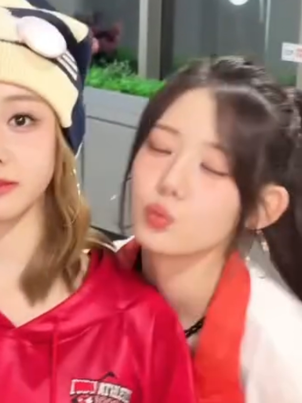 น้ำหยดลงหินทุกวันฉันใด ก็เหมือน RORA ที่พยายามจุ๊บ RITA ฉันนั้น 💋🤭🤣 #pharita #rora #rorita #babymonster #hotsauce 