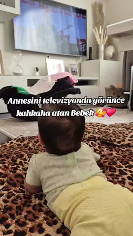 Annesini televizyonda görünce kahkaha atan bebek ♥️ #zara #bebek #bebekvideolari #bebekvideoları #baby #babylove #babytiktok #kizcocugu #kizim #anne #mom #MomsofTikTok #kesfet #kesfetteyiz #cangülkanat #dersim #maras #pazarcik #cocuk #cocuklar #alevi #kesfet #deyiş #cemevi #paris #turkiye #semah ##alevi #kesfet #deyiş #kurdish #turkishseries #kurtce #turkce 