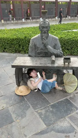 吃着冰棍，跷着二郎腿，很得意，先生正宗的得意门生😅😅😅#孩子的快乐很简单 #无忧无虑的童年 #萌娃日常 #快乐的一天 