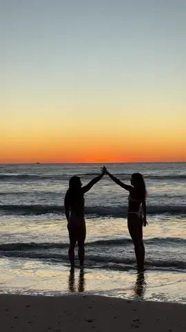 Soulmate in a friendship form 🥹 #friendship #bestfriend #girls #ocean #sunrise #beach 