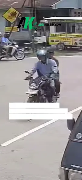 Aksi perampokan siang bolong gegerkan warga di Jl. A.M. Sangaji, Tenggarong, Rabu (16/7/2025), sekitar pukul 11.46 WITA. Dari informasi yang dihimpun, Korban baru saja menarik sejumlah uang Rp 45 juta dari bank dan dibuntuti hingga depan Kafe Pesona Mahakam.  Dua pria diduga pelaku turun dari motor, memecahkan kaca mobil, lalu membawa kabur uangnya.  Aksi nekat ini terekam jelas CCTV warga. 🚨 Hingga video ini dirilis, pihak kepolisian belum memberikan keterangan resmi. ⚠️ Waspada selalu! Hindari membawa uang tunai besar tanpa pengawalan, perhatikan sekitar, dan laporkan hal mencurigakan. #adakaltim #Tenggarong #KutaiKartanegara #Perampokan #Kriminalitas 