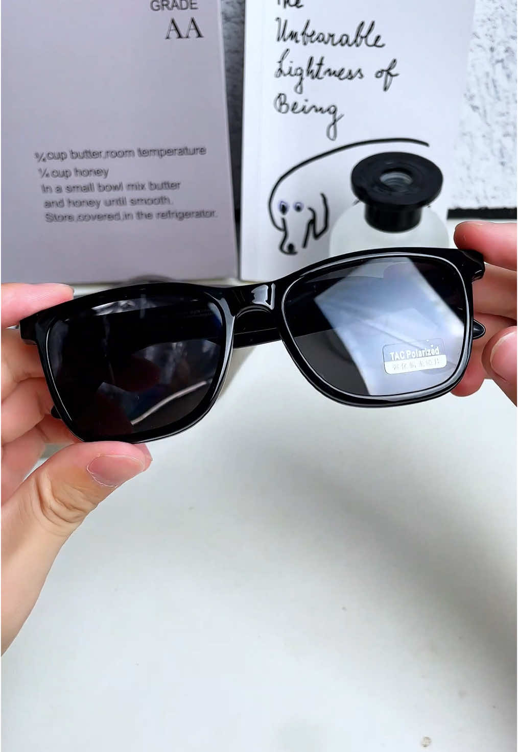 Une paire de lunettes de soleil noire et stylée 2-en-1 pour ne plus avoir peur du soleil en sortant.#glasses #sunglasses #smartglasses #bluetooth #bluetoothglases #fyp #falldealsforyou #giftideas #earbudswireless #ClipOnEarbuds #BudgetTech #headphones #affordablefinds #WirelessEarbuds #trending #bestlifefinds_ #auricular !!! #Kahlatalk #Kahlatech #kahlaDeals #DealsForYouDays