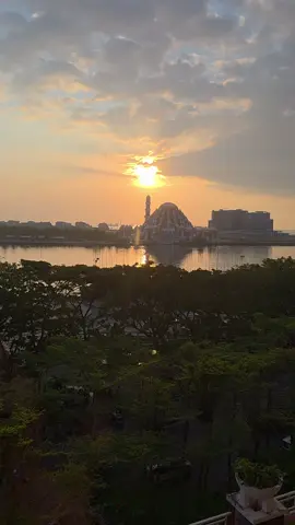 Selamat Sore Kota Daeng, menikmati Sunset d kota Daeng, Makassar Sulawesi selatan 💙 #masjid99kubahmakassar  #dprdmalut #sandrikitong 