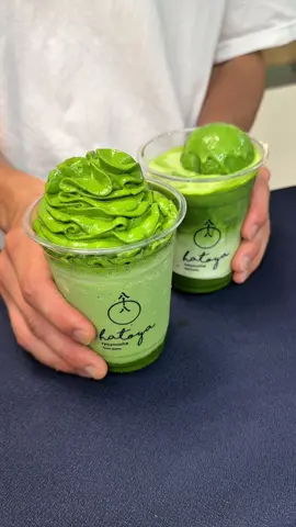 日本を代表する抹茶専門店の抹茶ラテ 🍵 追い抹茶八十八シェイク　1601円 追い抹茶ラテフロート　1501円 濃厚なシェイクを抹茶餡で追い抹茶されていて口いっぱいに広がる抹茶の味わいが最高でした！ 抹茶専門店の八十八さんがあべのハルカス9階で7月16日〜22日まで抹茶の催事で出店されているので大阪でも飲むことができます！ 🍚店名: 八十八良葉舎 住所: 京都府京都市右京区嵯峨朝日町22-66 最寄駅: 嵐山駅から徒歩5分 営業時間：11:00〜17:00 定休日：無休 #京都グルメ#Japanesefood#tiktokfood