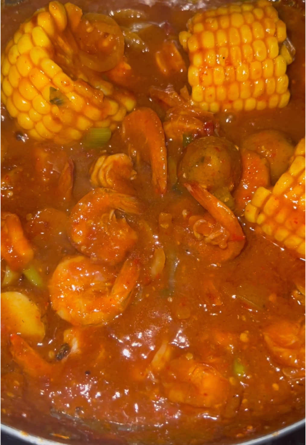 Udang saos padang🤤 beuh bikin suami nambah sampe 3x🤭 Resep: Bumbu halus: cabe keriting, cabe rawit, bawang merah, bawang putih & jahe. Tumis sampai matang lalu tambahkan air.  Masukkan saos tomat, saos cabe, saos tiram dan sedikit kecap. Lalu tambahkan garam dan kaldu jamur sesuai selera.  Udang kalo bisa digoreng sebentar dulu ya agar tidak amis.  #cooking #resepsimple #udangsaospadang #masakanrumahan 
