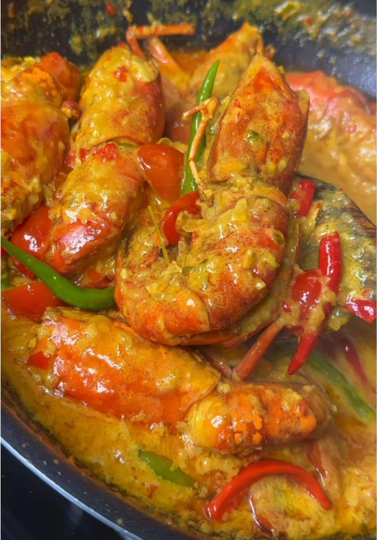 Udang Galah Masak Kuali, memang sedap sangat! Moh le buat! Saya gantikan santan dengan Anchor Extra Yield Cooking Cream, memang lagi lemak berkrim yang konsisten pekatnya.  . 🔘 Kredit lagu : Zapin . 🅱️ Bahan-bahan 6 -8 ekor udang galah saiz besar - gaul garam & kunyit 3 batang serai - ketuk 1 sdk Asam Jawa Xtra 1 ½ cawan air 1 cawan tomato ceri 9 biji cili padi Garam secukup rasa Serbuk pati ikan bilis secukup rasa 1 cawan Anchor Extra Yield Cooking Cream ▪️Bahan Kisar 7 biji bawang merah kecil 5 ulas bawang putih 21 biji cili padi (adjust) 1 in halia 1 in kunyiy 1 in belacan . #fyp #fy #foryoupage #foryou #fypシ #explore #explorepage #explorer #cream #seafood #adikfoods #cooking #Recipe #tiktokmalaysia #tiktokindonesia #tiktoksingapore #yummy #tiktokviral #food 