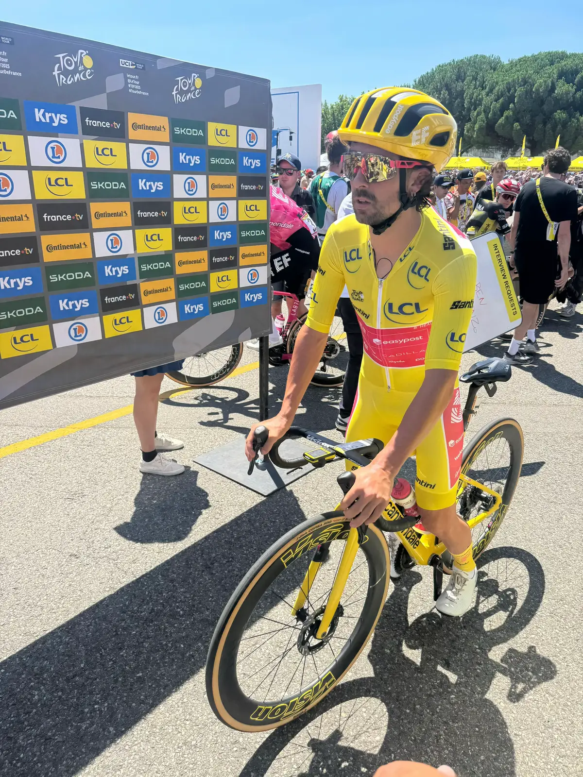 Seeing Ben Healy wearing all yellow with his new custom bike 💛😍 #cycling #healy #TourDeFrance 
