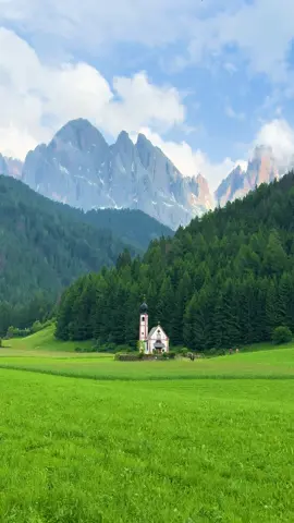 Far off to the west… #dolomites #vinland #nature #mountains 