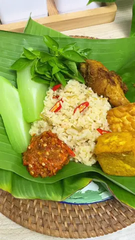 Nasi liwet yang praktis banget  Bahan-bahan: -500 grm beras -3 sdm teri medan -6 buah bawang merah -4 buah cabai kriting -1 lembar daun pandan -3 lembar daun salam -1 batang serai -700 ml santan -1 sdt garam -2 sdt Desaku bawang putih bubuk -1/2 sdt Desaku cabai bubuk #nasiliwetricecooker  #nasiliwetsatset  #nasiliwet
