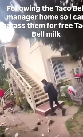 He really chased him in his house #fyp #foryoupage #foryou #chase #men #run #funnyvideos #crazy #😂 #🤣 #😂😂 #🤣🤣 