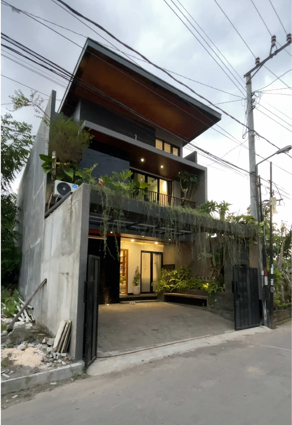 Rumah mewah modern tropis belakang Hyatt di Jl Palagan Km 7 Sleman Jogja. Minat dg rumah di jogja ini kontak admin sekarang #rumahmoderntropis #rumahkontemporer #rumahmodern #rumahopenspace #rumahjogja #rumahdijualjogja #jualrumahjogja #rumahsleman #rumahdijualsleman #jualrumahsleman #rumahdijogja #carirumahdijogja #updaterumahjogja #rumahjalanpalagan 