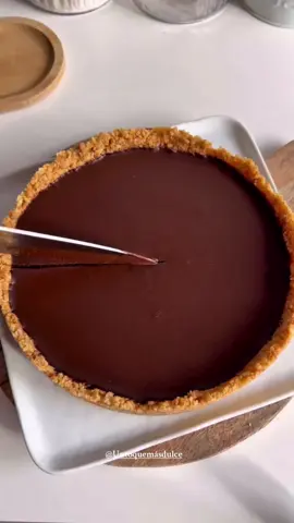 Tarta de chocolate sin horno 🍫🍪 ✨ Ingredientes: * 225 g de galletas tipo inglés (digestivas o similares) * 130 g de mantequilla derretida * 400 ml de nata para montar (crema) al 30% de grasa * 200 g de chocolate negro * 100 g de chocolate con leche ✨ Preparación: Tritura las galletas hasta obtener un polvo fino, usando un procesador de alimentos o metiéndolas en una bolsa y aplastándolas con un rodillo. Añade la mantequilla derretida a las galletas trituradas y mezcla bien hasta que todo esté homogéneo. Vierte esta mezcla en un molde desmontable forrado con papel de horno. Presiona bien para compactar y lleva un poco de mezcla hacia los bordes, formando así la base y los laterales de la tarta. Coloca el molde en el congelador mientras preparas la ganache para que la base se endurezca y mantenga la forma. Calienta la nata hasta que hierva ligeramente y viértela sobre el chocolate negro y el chocolate con leche troceados. Deja reposar un minuto y mezcla hasta conseguir una ganache suave, brillante y sin grumos. Vierte la ganache sobre la base de galletas ya fría y lleva la tarta al frigorífico. Déjala enfriar al menos 7 horas o, preferiblemente, toda la noche para que tome consistencia. ¡Disfruta de esta deliciosa tarta sin complicaciones! 😋 . #tartadechocolate #postressinhorno #ganache #recetasfaciles #chocolatelover #postrescaseros #hechoencasa #dulces #reposteria #chocolatecake 