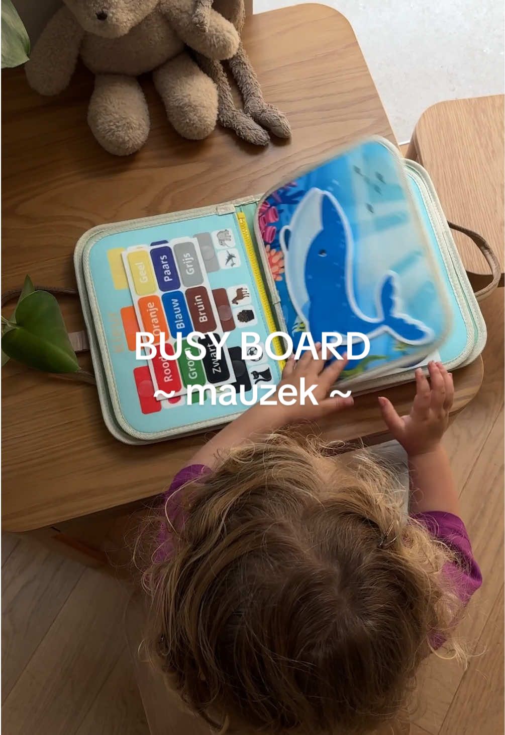 Speelgoed tip! Leuk & leerzaam busy board. Lou is hier heel lang zoet mee geweest. Kan jij ondertussen genieten van een koffie’tje 😉 Dit is het busy board van @Mauzek en ze hebben verschillende uitvoeringen/kleuren. #busyboard #speelgoed #zwanger #kinderen #lerenoptiktok #kidsproof 