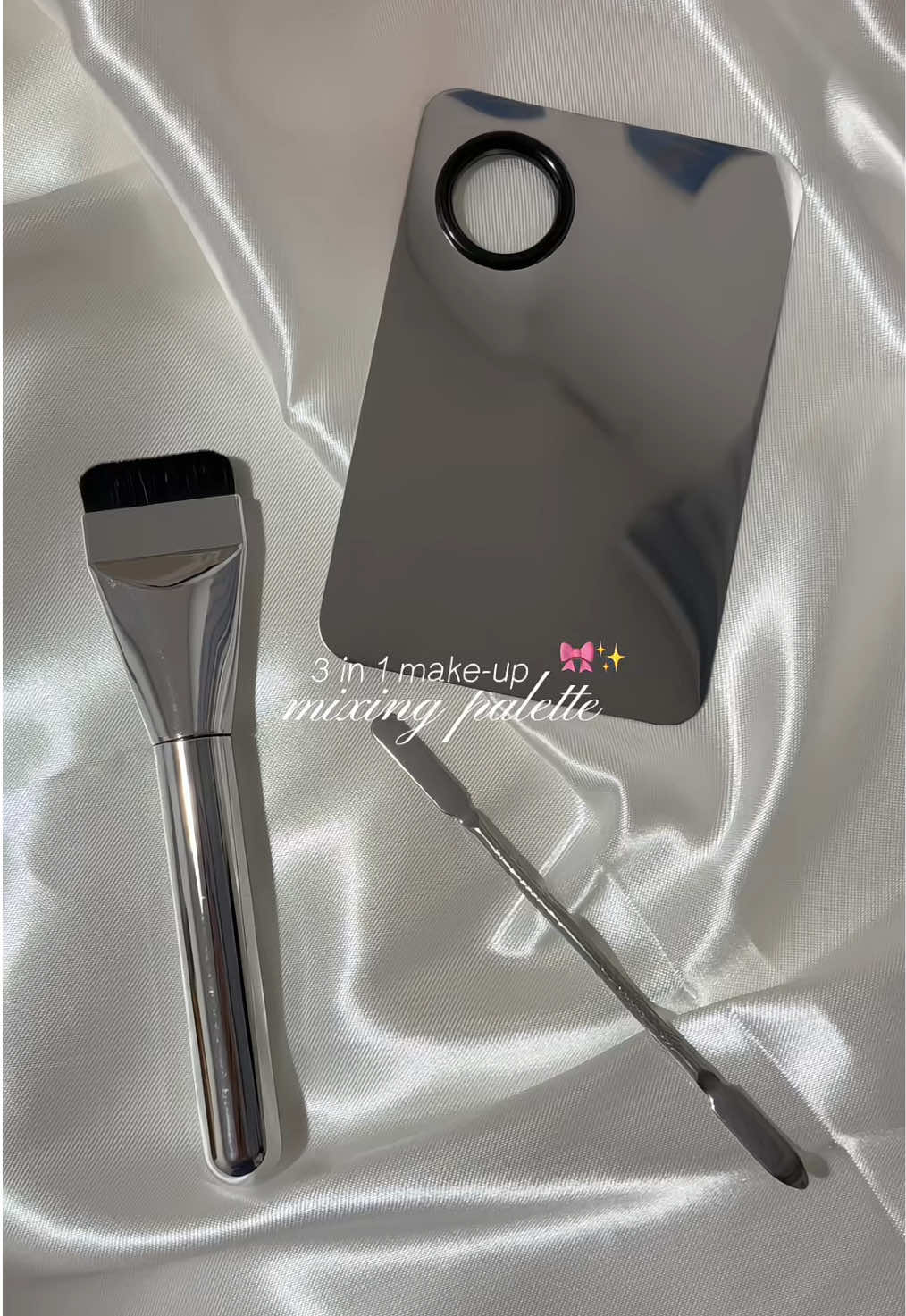 this is your sign to start using a mixing palette for a flawless makeup look 👀✨ #makeuppalette #makeuptools #mixingpalette #makeupspatula #makeuppan 