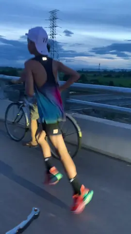 Cầu vượt chạy mát vãi #điềnkinh #chạybộ #marathon #CapCut #run 