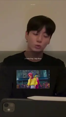 ジョングクこの映画めっちゃハマってて可愛い🥺💗てかジヌの衣装めっちゃBoy with Luvのジョングク #bts #バンタン #ジョングク #kpopdemonhunters #和訳 