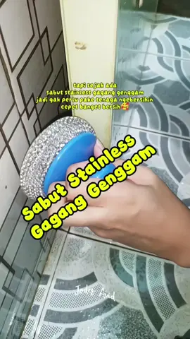 ngebersihin dinding kamar mandi gak perlu pake tenaga bisa cepet bersih🥰 . Sabut Stainless Gagang Genggam  . #sabutstainless #sabutstainlessgagang #pembersihkerak #bersihinkamarmandi #sikatkamarmandi 