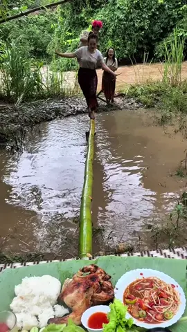 สะพานกินฟรี 🤭ใครข้ามได้ ก็ได้กิน😂 #ไหมยัว #funny #ป้าเย้ง 
