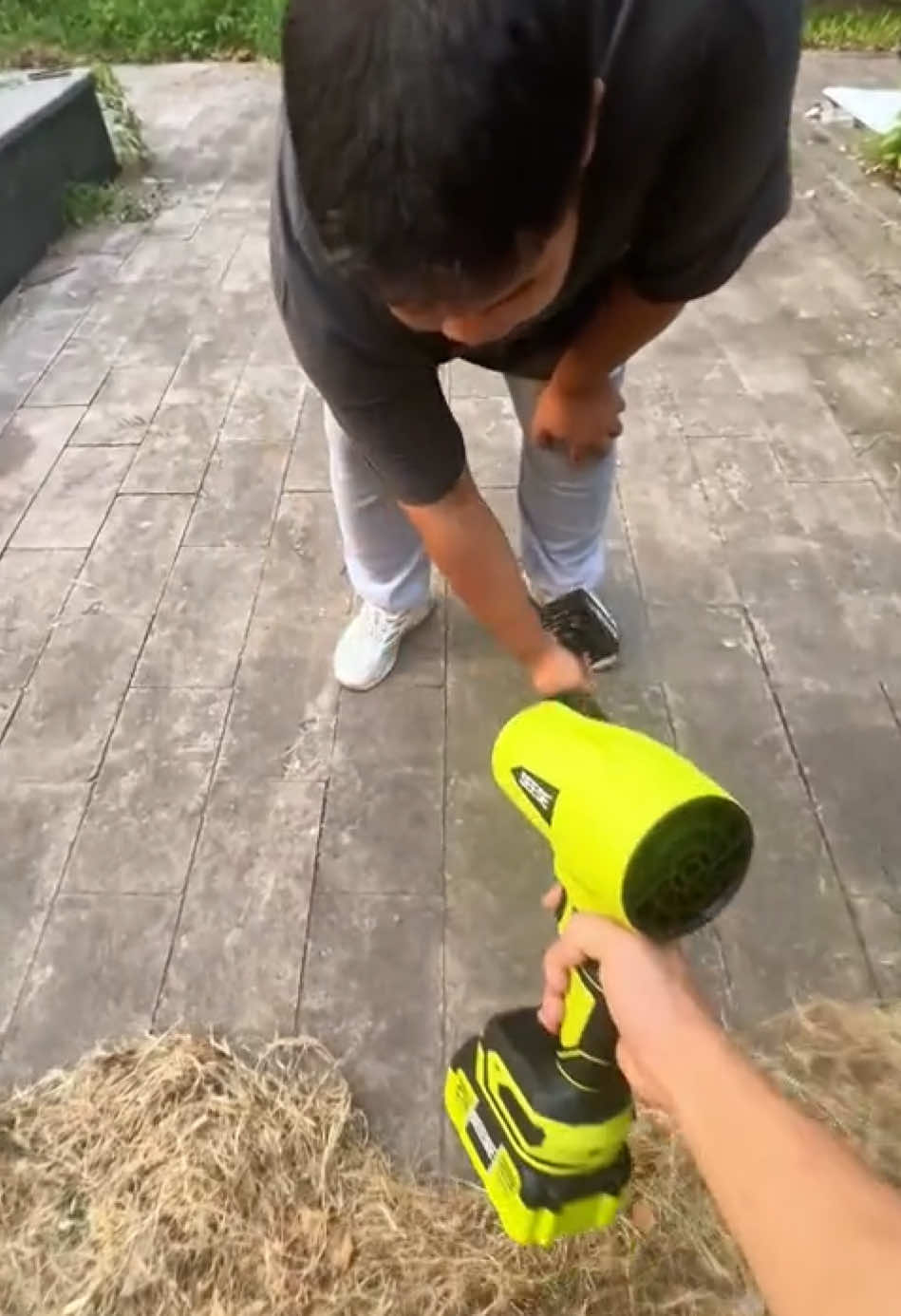 Man, this saved my back! I no longer have to bend over to clean!#powerful #cleaning #jetblower #tiktokshop #tiktokmademebuyit #landscaping #lawncare 