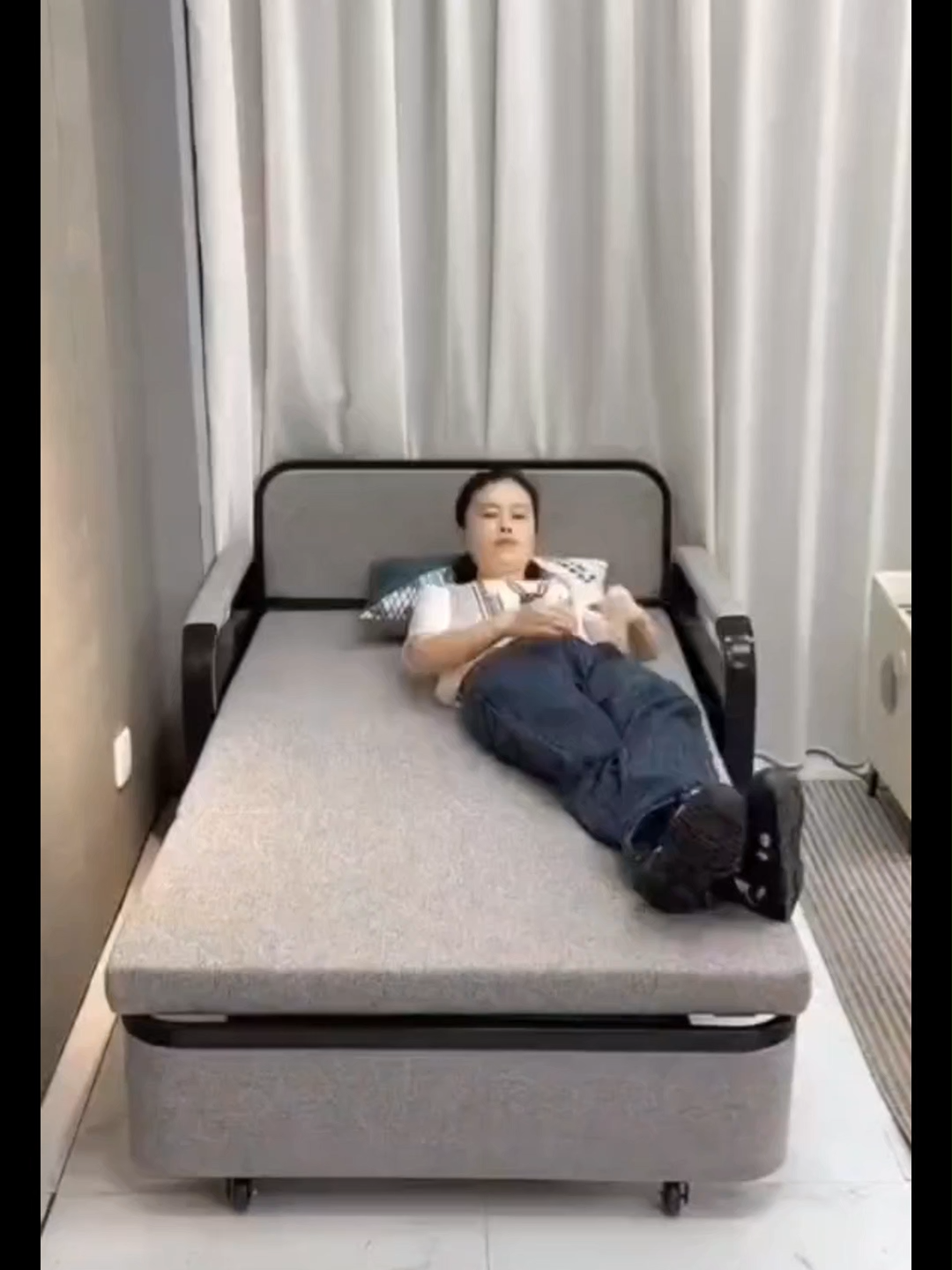 Nhỏ mà có võ, ghế sofa kiêm luôn giường ngủ tùy ý lựa chọn kích thước! #noithatthongminh #giuongsofagapgon #noithathiendai #giuonggapgon #sofa #giuongsofa #giadung