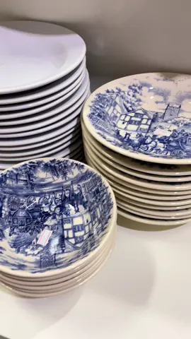 Clássico, chique e atemporal — esse conjunto transforma qualquer refeição em evento. ✨ Sério, parece que tirei esses pratos direto de um filme de época 😍 • ID do produto: AYC-EBP-WZV #OxfordOriginal #DonnaCenaInglesa #MesaPosta #AchadoShopee #ShopeeBrasil