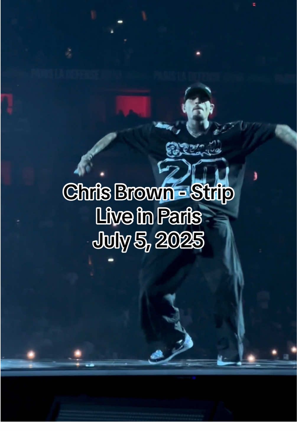 goddamn he sexy 👅 #chrisbrown #chrisbrownconcert #breezybowl #breezy #chrisbrownparis #breezybowlparis #defensearena #teambreezy #strip #chrisbrownstrip 