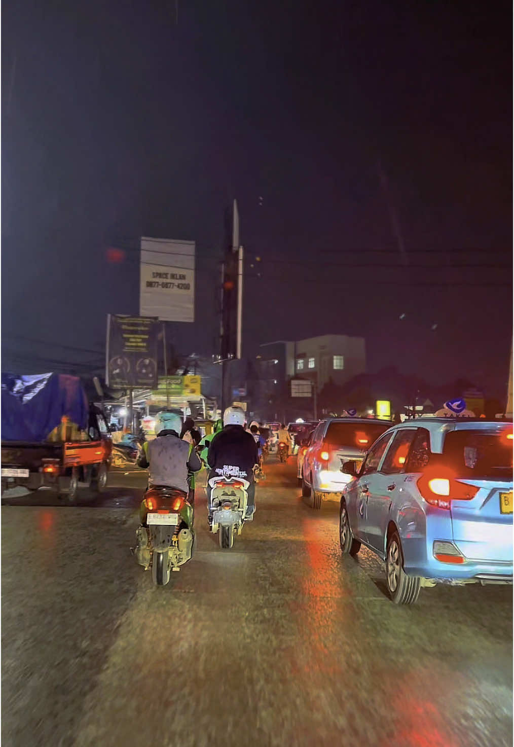 Vibess Malam Pamulang Saat Hujan 🛵☕️ #tangsellife #tangsel #pamulang #pamulangsquare #pamulanghits #jalanan #malam #hujan #fyp #fypage #fypシ゚viral 