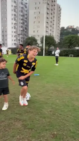 QUE CANETA HUMILHANTE KKKKKKK NO DAVI LUCCA ♥️😍😍😍😍⚽⚽⚽💀💀☠️☠️ #neymar 