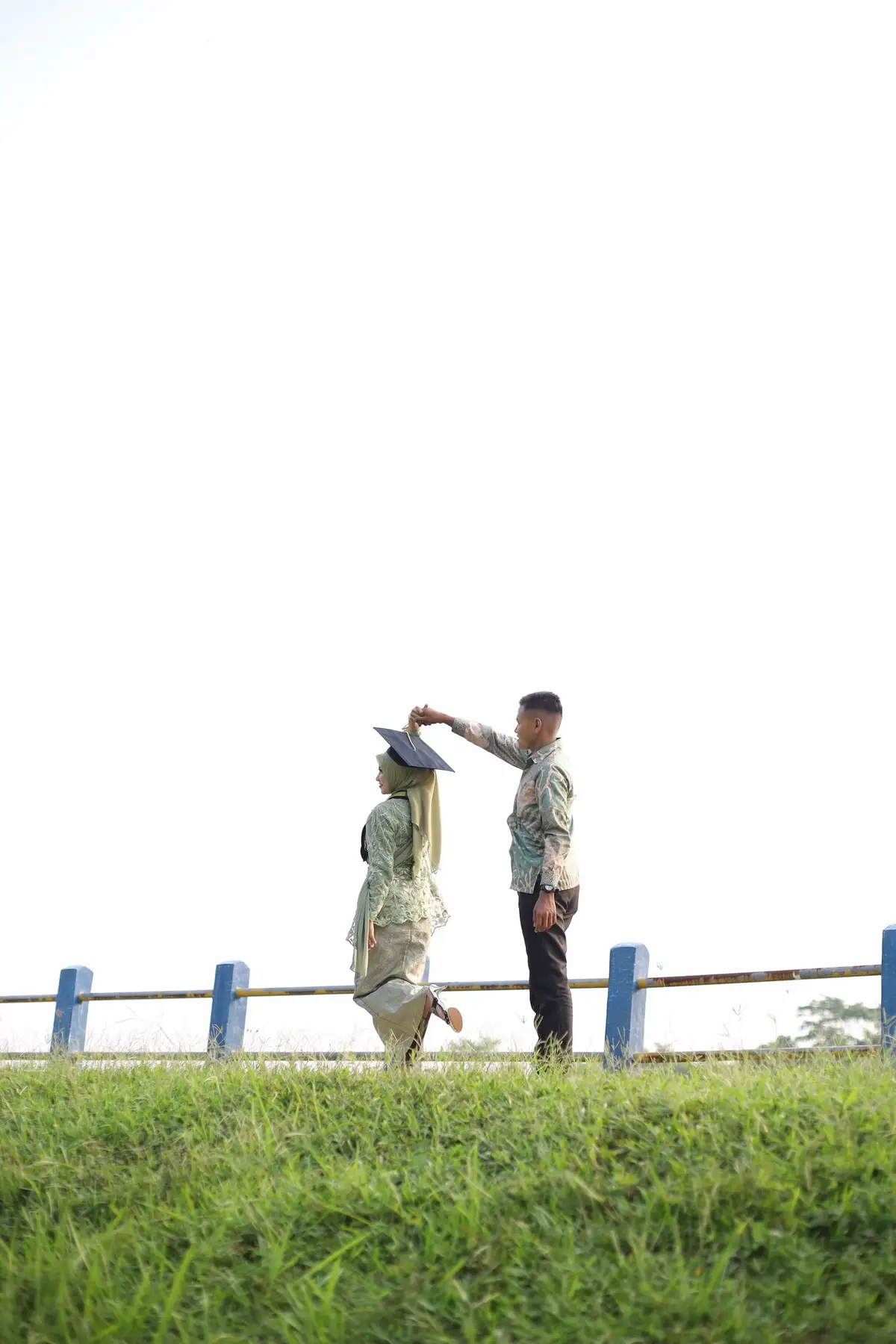 Pov: foto wisuda dan diberi bunga dengan orang yg nemenin dari awal nulis judul sampai dapat gelar 👩🏻‍🎓💐🥺 #graduation #fotowisudaoutdoor #couple #wisuda #inspirasifotowisuda #wisuda2025 
