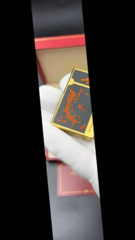 Tặng bao za, đá, đầu bơm Mô tả: - Bật lửa S.T.Dupont 2line bọc vàng phủ men vân gỗ dòng Gats by - Âm thanh: hay - Hàng chính hãng, đồ zin 100%. - Hình ảnh sản phẩm là ảnh thật, sản phẩm đúng mô tả  - Hình thức đẹp - Hàng đã mua Không đổi, trả lại (trừ khi hàng fake) - Bảo hành 1 năm lỗi hở zoăng cao su - Free ship các tỉnh - G i á: ib Đ/c: TT128 Khu Tái Định Cư Ngọc Thuỵ - Bồ Đề - Hà Nội Liên hệ: 0856201666 hoặc 0767820999