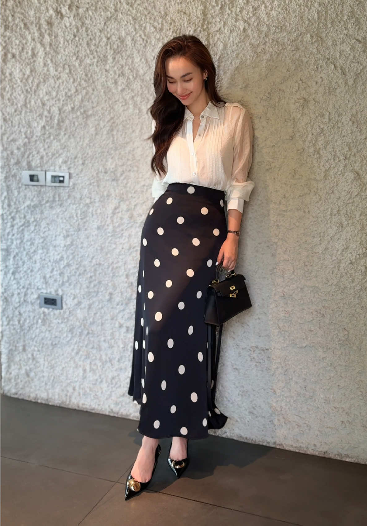 Sơ mi tơ bay nhẹ đi cùng chấm bi lụa tạo nên một bản phối vừa mềm mại, vừa thời thượng – như cách nàng bước qua mùa hè với sự  dịu dàng mà vẫn đầy dấu ấn #hagoo #elegantstyle #xuhuong #officeoutfit #localbrand 