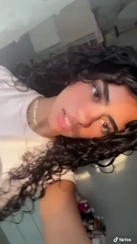 don’t mind the skeleton in the back #fyp #curlyhair 