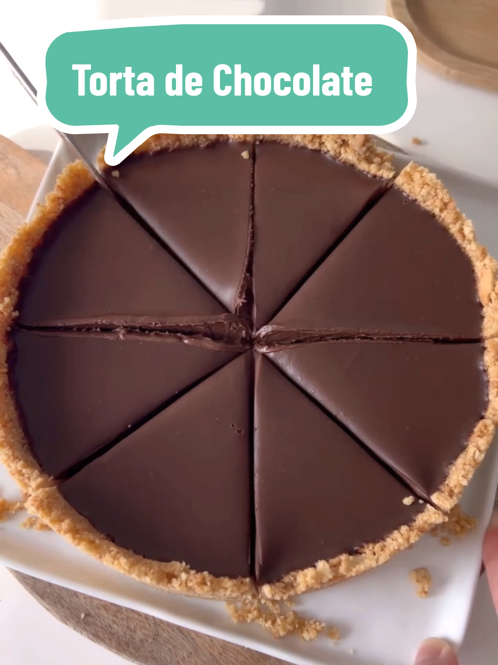 Torta de Chocolate sem Forno  1 Triture 250g de biscoitos maisena 2  Adicione 130g de manteiga derretida e misture bem. 3 Despeje a mistura em uma forma de aro removível .  Pressione bem e leve um pouco dos biscoitos para as laterais para formar a borda da torta. 4  Leve ao freezer enquanto prepara a ganache. 5 Despeje 400ml de creme de leite fresco  200g de chocolate amargo e 100g de chocolate ao leite. Leve ao microondas de 30 em 30 segundos  6 Misture até obter uma ganache lisa e brilhante. 7/ Despeje a ganache sobre a base da torta e leve à geladeira por, no mínimo, 6 horas ou, ideal, de um dia para o outro. Bom apetite 😋 . . . . #tortadechocolate #sobremesa #viraltiktok #fyp #Dsl #receitafacil 