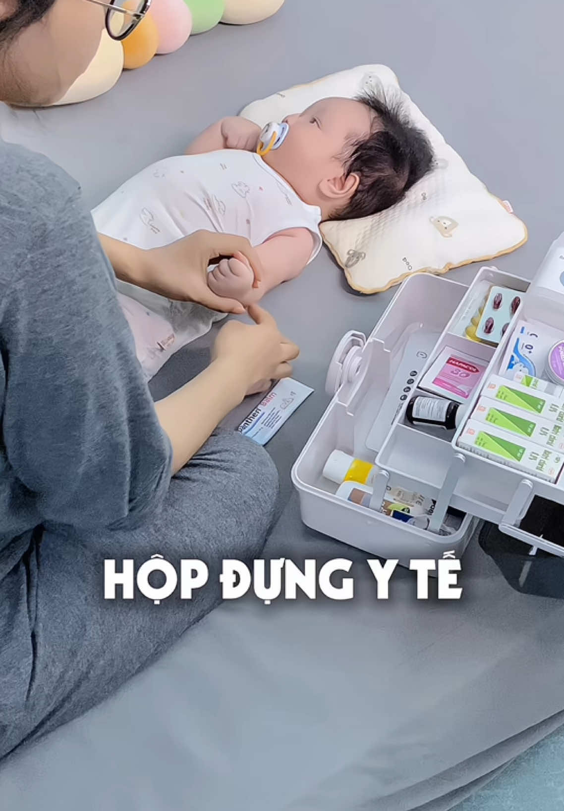 Bao nhiêu đồ của con cứ để hết trong hộp như này là bao gọn luôn nha mấy mom, cần tìm gì hay nhờ chồng cũng dễ hơn luôn nè #hopdungthuoc #hopytegiadinh #hopdungthuoc3tang #mevabe #mebimsuathongthai #tuthuocchobe #miamenooiu 