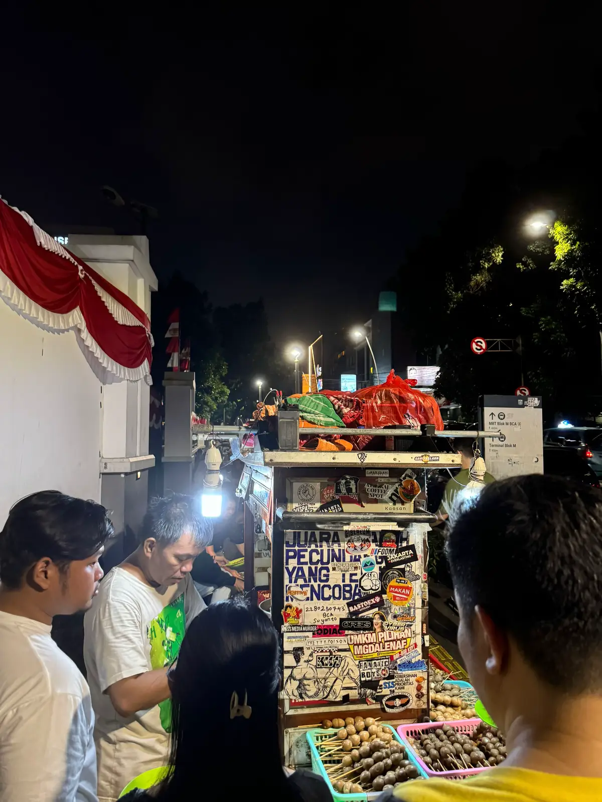 Salah satu kuliner wajib kalo ke Blok M, Gultik Barito! Porsinya pas, ga sedikit kayak gultik yang lain‼️ Rasanya lumayan, cuman antrinya agak panjang‼️ Baiknya dateng sebelum buka, sekitar jam 19.30‼️ Patokannya di depan gereja barito, taman ayodia‼️ #kulinerviral #kulinertiktok #kulinerjaksel #gultikblokm #gultikbarito #makananviral #jaksellifestyle #fyp #viral