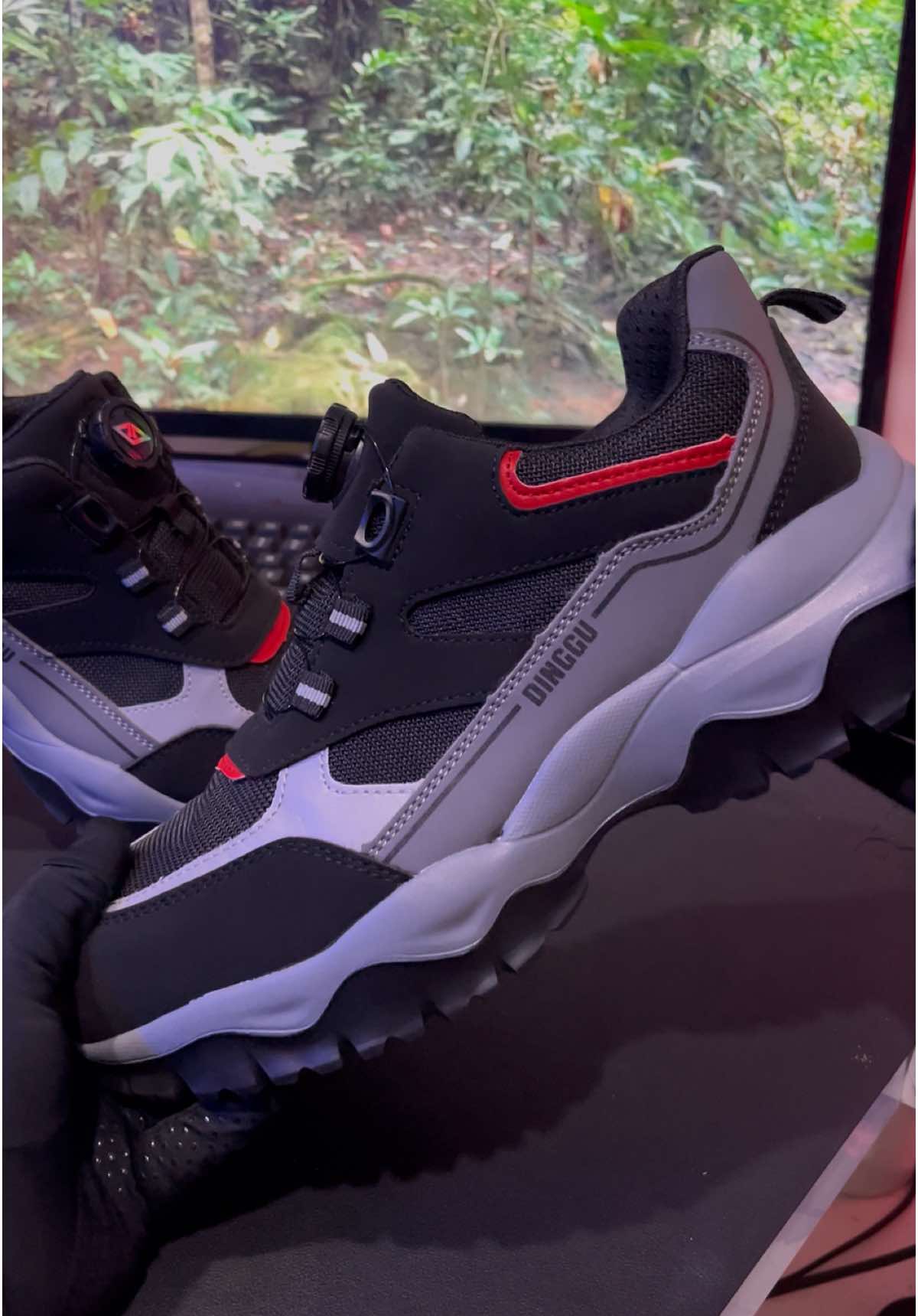 Sepatu outdoor desaignya mewah banget , sudah besi ujungnya dan sudah anti paku. #sepatuoutdoor #sepatuujungbesi #sepatusafety #sneakers #shoes 