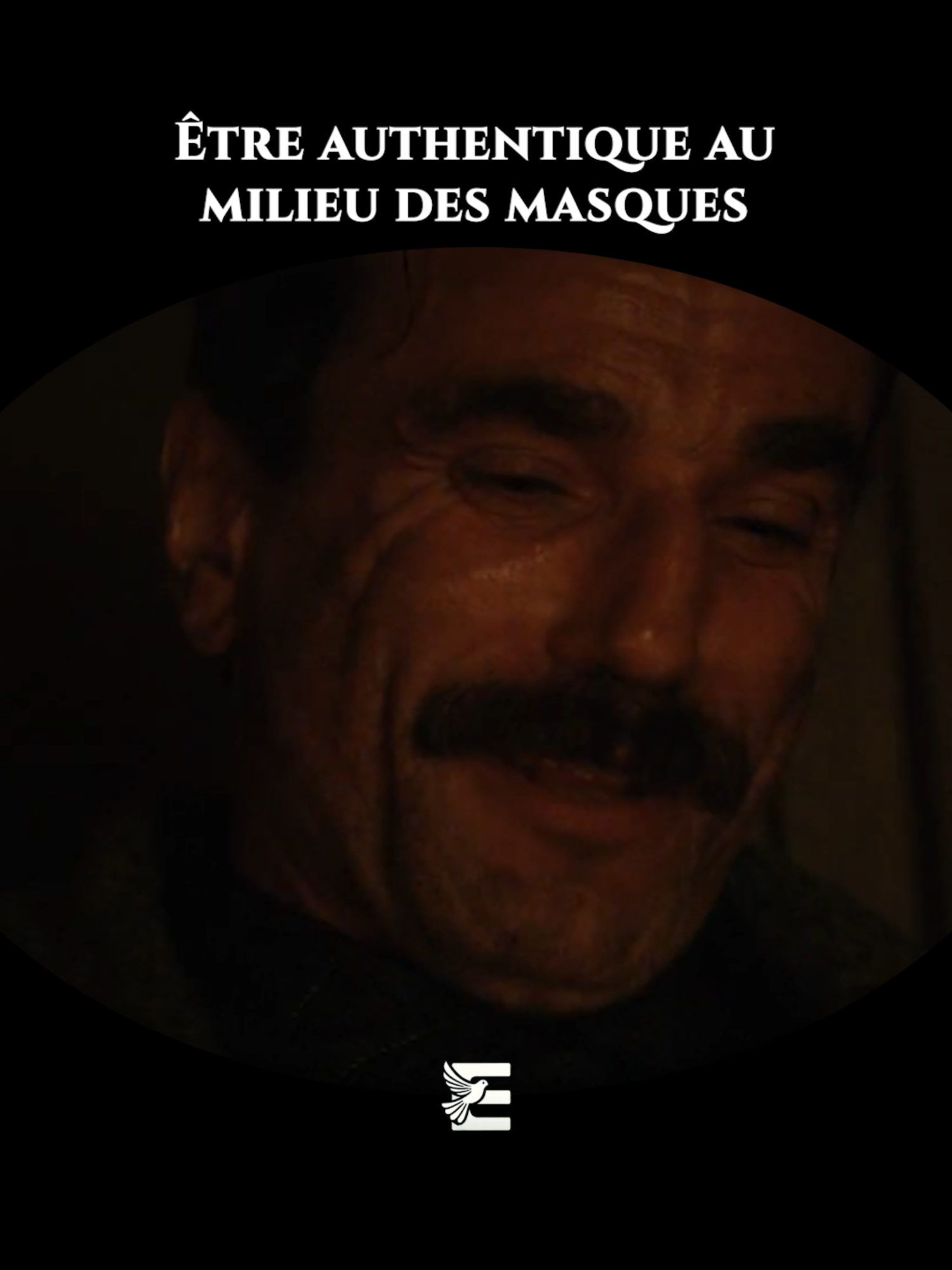 Il y a ceux qui sourient sans joie, ceux qui rient sans âme, ceux qui jouent un rôle pour ne pas déranger, et d'autres qui se perdent à force de vouloir plaire. Dans ce bal d’apparences, où les regards jugent plus vite qu’ils ne comprennent, où l’image compte plus que l’être, il faut du courage pour rester vrai. Être authentique, ce n’est pas crier sa vérité au monde, c’est l’habiter, même quand personne ne l’applaudit. C’est marcher sans masque, même quand les regards pèsent, même quand le silence devient lourd. Ceux qui osent être eux-mêmes font souvent peur à ceux qui ne le sont plus. Mais ce sont eux qui éclairent les chemins, qui rappellent que la beauté se trouve dans l’imparfait, dans le vrai, dans l’âme qui ne triche pas. Crédit : There Will Be Blood (2007) Musique : mezh, knonzz - reverie Montage : Elroxor #philosophie #reflexion #courage #motivation