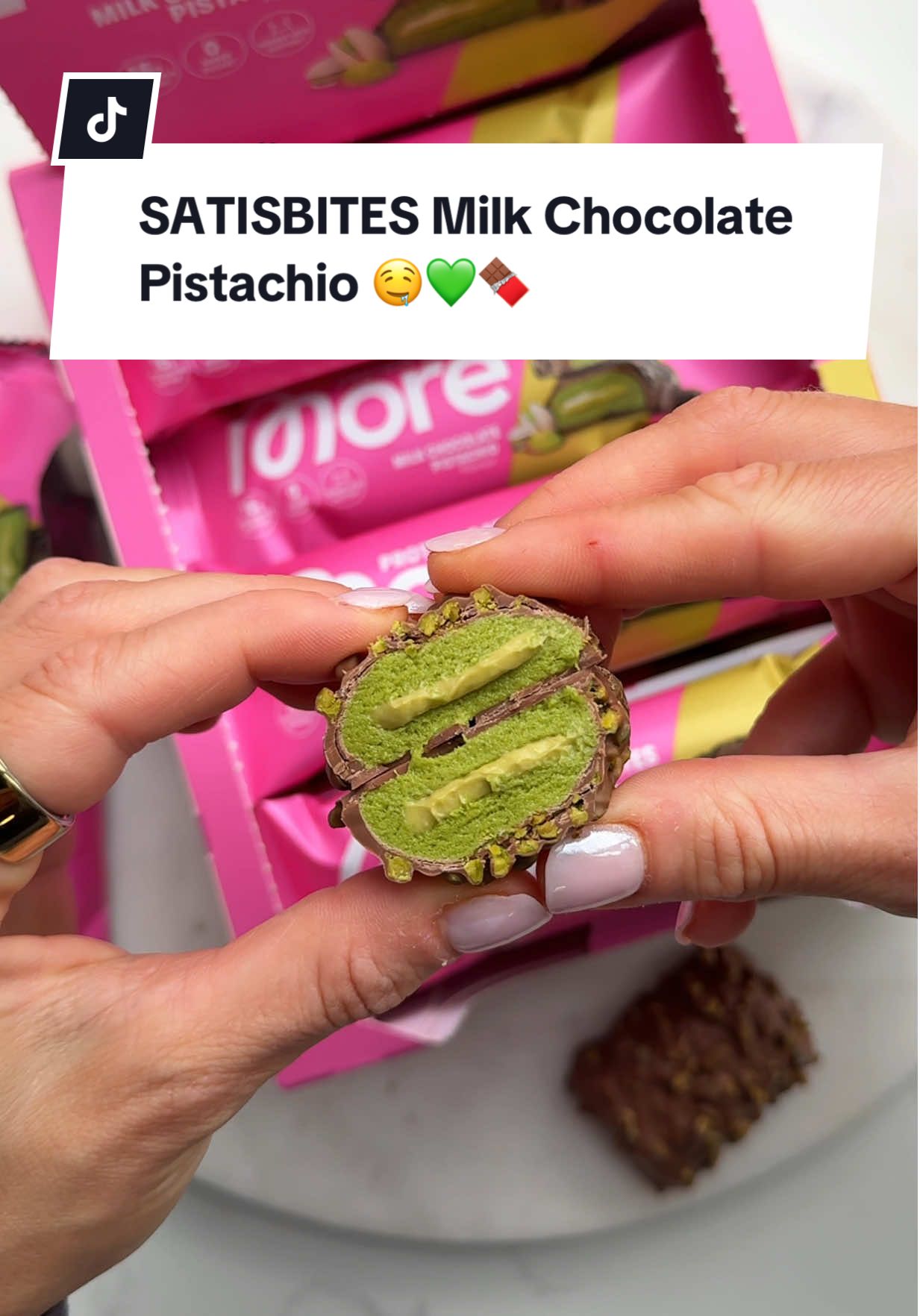 OMG sehen wir da richtig? 🤤 Schokolade x Pistazie? 🍫💚 20.07 - 11 Uhr 🕚 #morenutrition #satisbites #proteinriegel #pistachio 