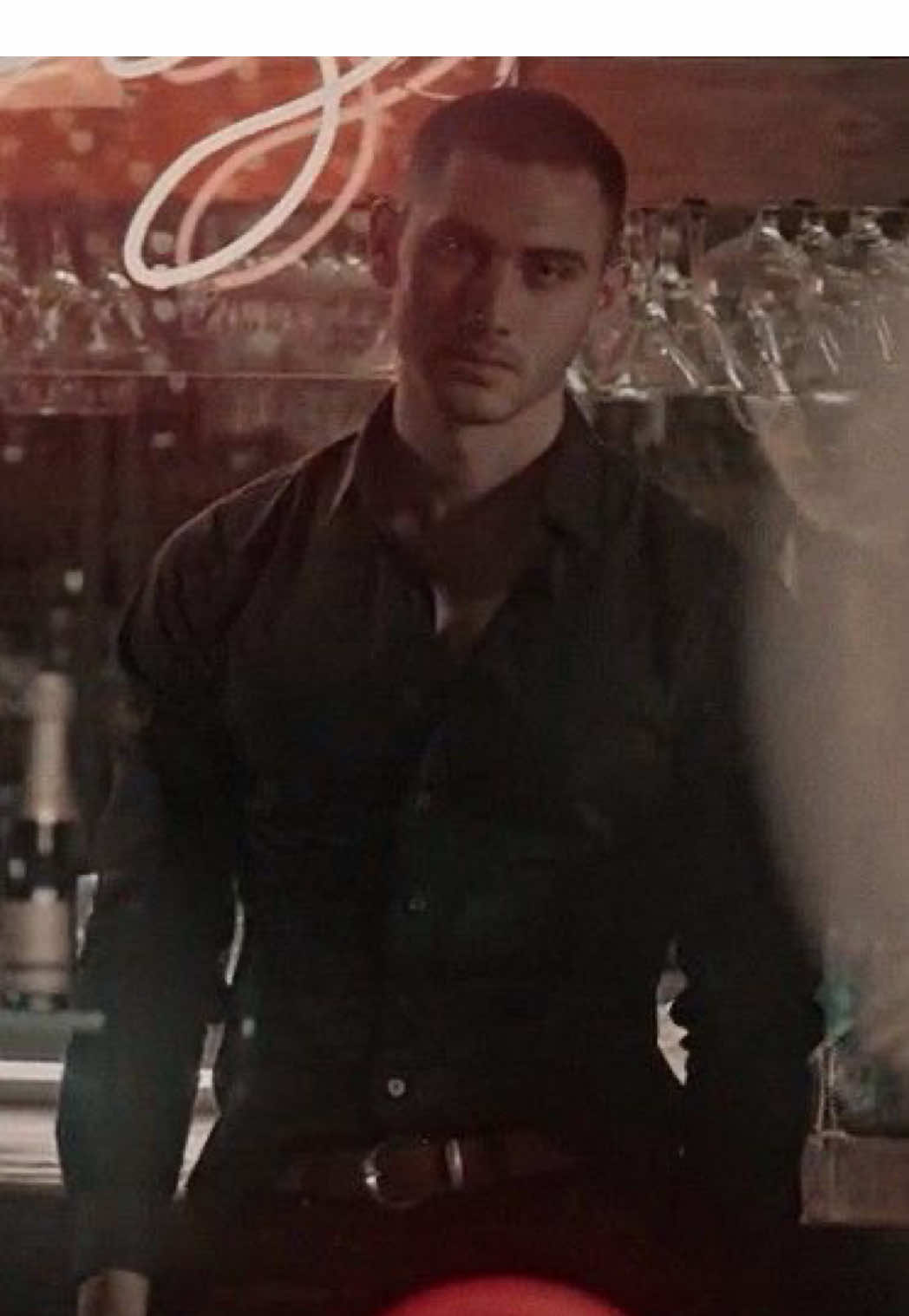 5 años de Oscuro Deseo. 5 años desde que conocimos a Darío Guerra. Un personaje lleno de capas, hecho de silencios y miradas. @Alejandro Speitzer investigó, trabajó con su psicólogo y construyó cada detalle con cuidado. Un desafío que enfrentó con compromiso y verdad. Cinco años después, ese trabajo sigue hablando 🖤 #AlejandroSpeitzer #Actor #OscuroDeseo #Netflix