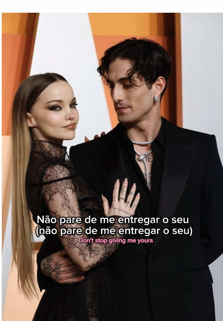 O vocalista do Mäneskin lançou seu primeiro álbum solo, e a faixa Zombie Lady chamou atenção por fazer referência ao filme A Noiva-Cadáver.Mas a maior surpresa veio no último refrão, quando a voz da própria Dove aparece - mesmo sem ser oficialmente creditada como parceria. Confirmando que a música é sobre esse casal gótico e apaixonado. #creatorsearchinsights #fyp #musica #song #foryou 