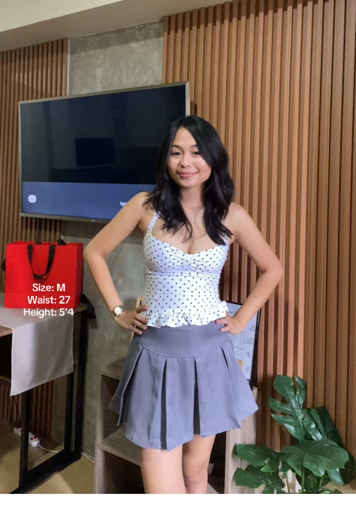 this skirt is a flex! It’s flowy and lakas maka sexy #cuteoutfits #inspooutfit #greyskirt #miniskirt #pleatedskirt #koreanstyle 