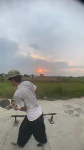 pesona slepan disore hari🛹@rio #fyp #fyppppppppppppppppppppppp #Skateboarding #skateisfun #blacksmithmanifesto 